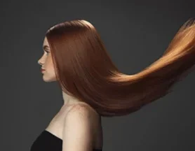 ALISADOS Mujer con cabello largo y lacio, mirada intensa y labios suaves, fondo púrpura.