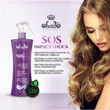 Mujer con cabello largo y suelto junto a un producto para el cuidado del cabello.